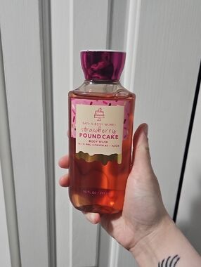 NWT BBW Strawberry Pound Cake Shower Gel